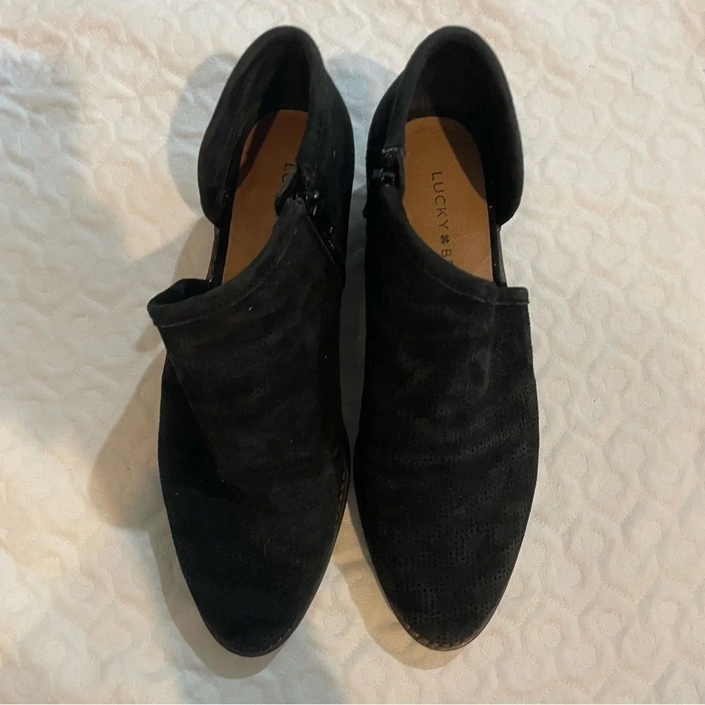 Lucky Brand Women’s 8.5 Black Suede Ankle Booties Perforated Heeled Shoes - Picture 3 of 7